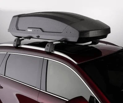 Cutie de bagaje Thule montata pe plafonul unei masini Mazda