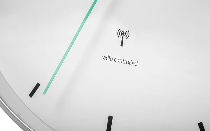 Ceas de perete Skoda radio controlat, argintiu/alb, 30 cm - CarFun.ro - Accesorii Originale
