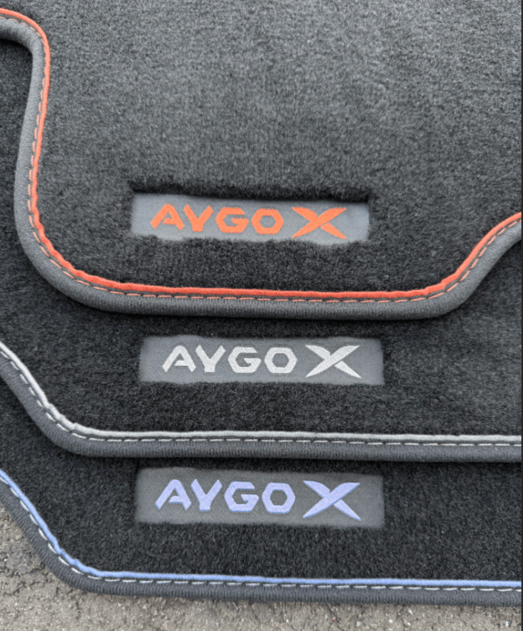 Covorase textile originale Toyota Aygo X 2025+ – High Spec 830g – LHD – set complet - CarFun.ro - Accesorii Originale