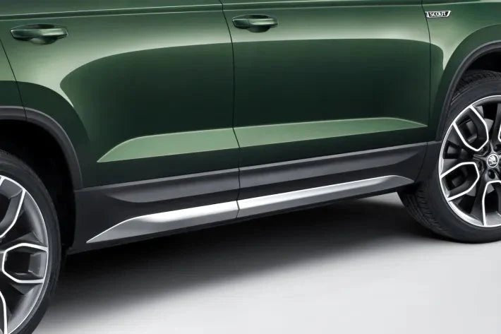 Ornament Dreapta Fata Skoda Karoq SCOUT, Argintiu Reflex Silver U34 - CarFun.ro - Accesorii Originale