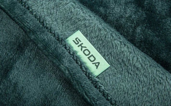 Patura 2 in 1 Skoda – microfleece, verde emerald, se transforma in perna - CarFun.ro - Accesorii Originale