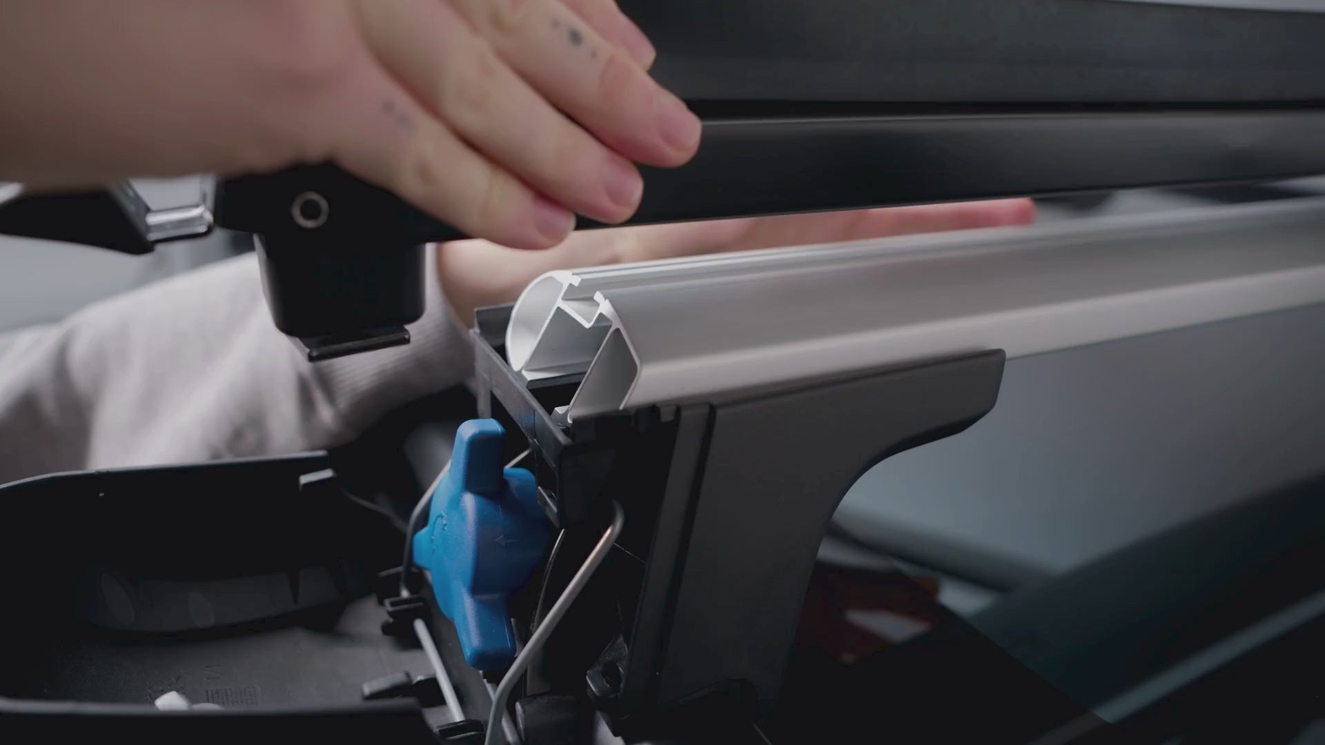 Incarca video: Suport schi si snowboard VW Basic 4 schiuri 2 snowboard