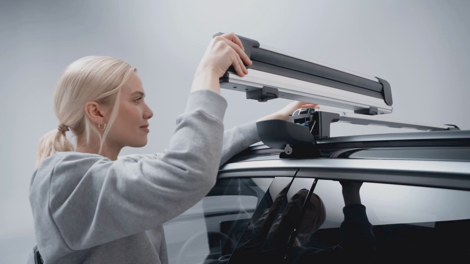 Incarca video: Suport schi si snowboard VW Comfort 4 schiuri 2 snowboard