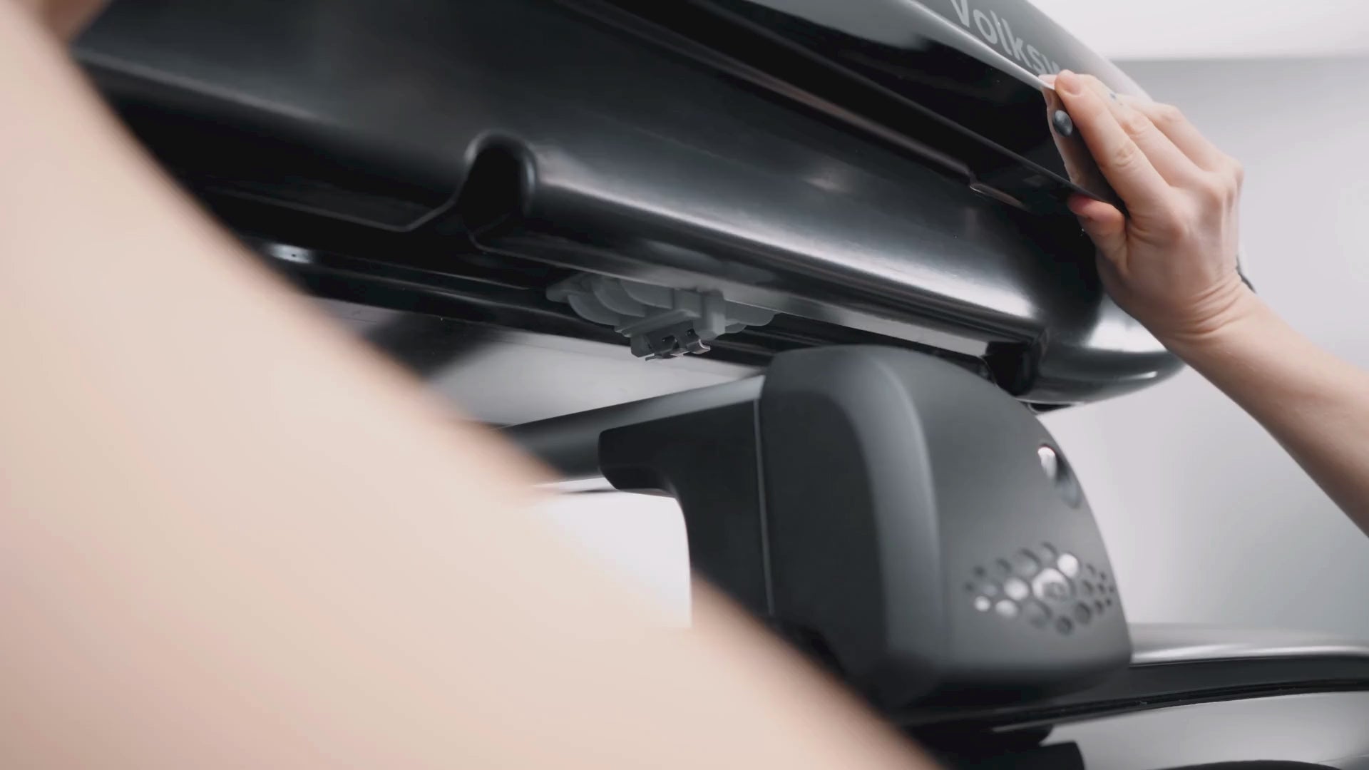 Incarca video: Cutie portbagaj VW Comfort 460L 230 cm negru lucios
