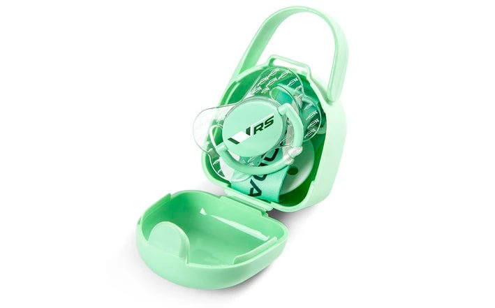 Suzeta Skoda Motorsport RS 0 - 6 luni cu lant si clip – silicon BPA free, electric green, set cu etui - CarFun.ro - Accesorii Originale